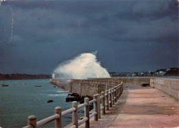 SAINT-MALO - Cité Corsaire - Tempête Sur Le Môle Des Noires - Saint Malo