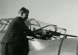 France Jeune Garcon Visitant Un Avion Militaire Fusil Mitraillette Anciene Photo 1950's - Guerre, Militaire