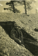 France Front Tranchée Miltaire WWI Poilu A Une Entrée De Tunnel Georges Le Merle? Ancienne Photo 1916 - Krieg, Militär
