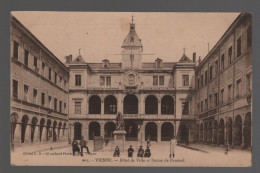 CPA - 38 - Vienne - Hôtel De Ville Et Statue De Ponsard - Animée - Circulée En 1923 - Vienne