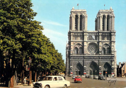 PARIS - Façade De La Cathédrale Notre Dame ( Automobiles ) - Autres & Non Classés