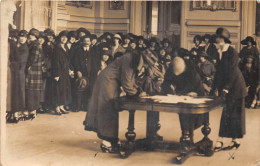 03-VICHY- CARTE-PHOTO-  ELECTION DE LA REINE DE VICHY SALON DU GRAND CASINO 6 AVRIL 1924 - Vichy