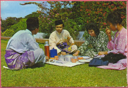 Singapore Malay Men, QUEEN ELIZABETH WALK, Vintage +/-1970-75's_SW S 144_UNC_cpc - Singapur