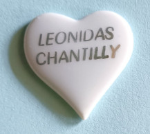 Pin's LEONIDAS CHANTILLY Signé Porcelaine Le Trefle Limoges France - Alimentazione