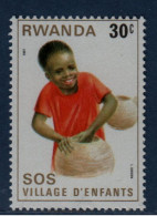 Rwanda, **, Yv 985, Mi 1104, SG 1034, Enfant Travaillant Une Poterie, SOS Village D'Enfants, - Nuevos