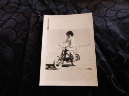 P-1017 , Photo ,Petite Fille Faisant Du Vélo En Robe,  St Dizier, Juillet 1962 - Anonymous Persons