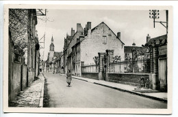 CP Glacée Non écrite *  MONTOIRE Sur Le LOIR La Rue Saint Laurent ( Une Femme Dans La Rue ) Edition Ferré - Montoire-sur-le-Loir