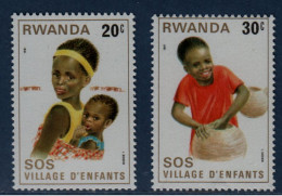 Rwanda, **, Yv 984, 985, Mi 1103, 1104, Enfant Portant Un Enfant, Travaille Sur Une Poterie, SOS Village D'Enfants, - Neufs