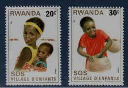 Rwanda, **, Yv 984, 985, Mi 1103, 1104, Enfant Portant Un Enfant, Travaille Sur Une Poterie, SOS Village D'Enfants, - Sonstige & Ohne Zuordnung