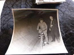 P-1027 , Photo , Cyclisme, Un Derny Sur Une Piste De Vitesse, Circa 1950 - Wielrennen