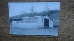 Les Abrets Où Environs : Isère , ( Années 50-60 ) Bâtiment Avicole (photo 18x13 Cm ) - Places
