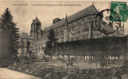 Bourges La Cathédrale Vue Prise Du Jardin - Bourges