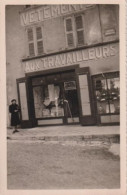 38 VOREPPE  -  PHOTO FORMAT CARTE PHOTO DEVANTURE MAGASIN DE VETEMENTS AUX TRAVAILLEURS -  Place Debelle  - - Voreppe