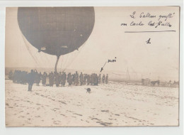 CARTE PHOTO D'UNE MONGOLFIERE - BALLON DIRIGEABLE  MILITAIRE - ON LACHE LES FICELLES - MILITAIRES -z 2 SCANS Z- - Zeppeline