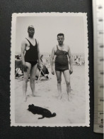 Photo 2 Guys In Swimsuit With Little Black Dog - Personnes Anonymes