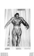 PHOTO  HOMME EN MAILLOT DE BAIN CULTURISME CULTURISTE MR UNIVERS 1971  FORMAT 16 X 10.50 CM - Sports