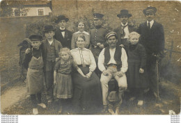 CARTE PHOTO GROUPE DE PERSONNES ET UN SOLDAT LIEU NON IDENTIFIE - A Identifier