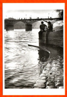 Paris Quai Et Pont Des Arts Bords Seine Couple  Carte Vierge TBE - Die Seine Und Ihre Ufer