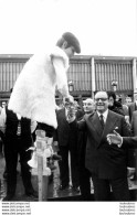 RAYMOND BARRE PREMIER MINISTRE A MONT DE MARSAN 1977 PHOTO DE PRESSE 30 X 20 CM B2 - Célébrités