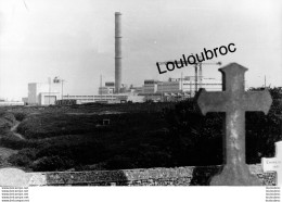 LA HAGUE MANCHE  USINE DE RETRAITEMENT NUCLEAIRE VUE DU CIMETIERE DE JOBOURG PHOTO DE PRESSE AGENCE  ANGELI 27x18 CM R8 - Places