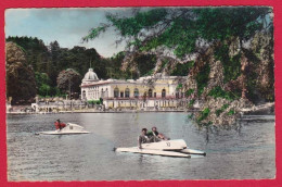 AE603  61 ORNE  BAGNOLES DE L'ORNE CASINO DU LAC ET LES PEDALOS  - - Bagnoles De L'Orne