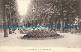 R630617 Vichy. Une Allee Des Parcs. L. O - Monde