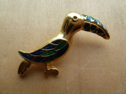 Broc-053 Broche Oiseau Vert  Et Bleus Des îles Sur Métal Doré De 55mm/20mm ,poids=15,90g - Andere & Zonder Classificatie