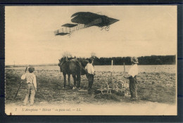 10876 L'Aéroplane "Blériot" En Plein Vol - Champ Avec Paysans Et Chevaux Labourant Un Champ - ....-1914: Voorlopers