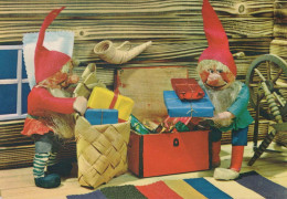 PAPÁ NOEL Feliz Año Navidad GNOMO Vintage Tarjeta Postal CPSM #PBB013.A - Santa Claus
