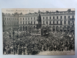 Toulouse Retour Du XVII Corps La Foule Devant Le Cénotaphe - Toulouse