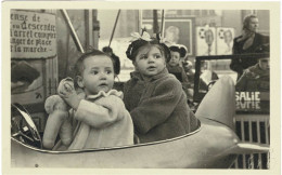 Jolie Photo N/B Mat De 2 Petites Filles Dans L'avion D'un Manège - Anonieme Personen