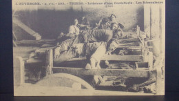 63136 . 2 CARTES. THIERS. INTERIEUR D'UNE COUTELLERIE. LES REMOULEURS . USINE . REPRODUCTION CECODI - Thiers