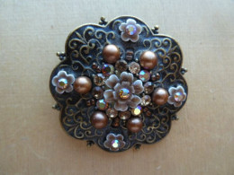 Broc-025 Broche Originale,peu Courante à Décor De 6 Perles Et 4 Fleurs Brillants ,diamètre =50mm,poids=23,30g - Other & Unclassified