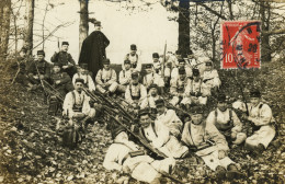 Carte-Photo - Militaires Faisant Une Pause - Uniformes