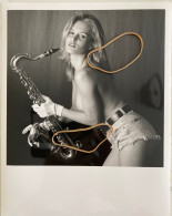 GRANDE PHOTOGRAPHIE. Une Femme Mannequin En Schort Avec Saxophone, Nue Artistique, Pose Suggestive Coquine, Poitrine - Pin-up