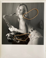 GRANDE PHOTOGRAPHIE. Femme Mannequin En Schort Avec Saxophone, Nue Artistique, Pose Suggestive Coquine, Poitrine, Seins - Pin-Ups