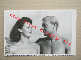 Couple In Swimsuits Hugged - Beautiful Girl, Handsome Guy ( 1952 ) Foto Dubrovnik - Personnes Anonymes