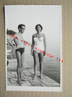 Couple In Swimsuits On The Beach ... ( 1955 ) Foto Dubrovnik - Personnes Anonymes
