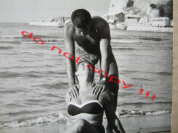 Couple In Swimsuits Posing On The Beach ... - Anonieme Personen