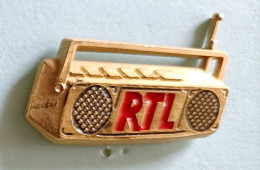 Pin's Radio RTL Signé DECAT Paris 2 Attaches - Mass Media