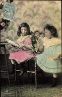 CPA Zwei Mädchen Mit Buch Und Puppe - Autres & Non Classés