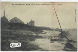 CONCARNEAU- PLAGE DE LA CROIX- BARQUE DE PECHE JETEE A LA COTE PAR LA TEMPETE - Concarneau