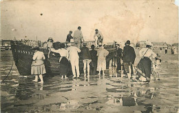 62 - Berck Sur Mer - Scènes De Plage - Animée - Oblitération Ronde De 1907 - Etat écornée Et Trous Visibles - CPA - Voir - Berck