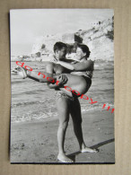Strong Muscular Guy And His Girlfriend In Swimsuits Posing On The Beach ( 1 ) - Personas Anónimos