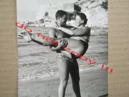 Strong Muscular Guy And His Girlfriend In Swimsuits Posing On The Beach ( 2 ) - Personas Anónimos