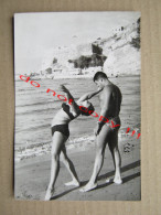 Strong Muscular Guy And His Girlfriend In Swimsuits Posing On The Beach ( 3 ) - Anonyme Personen