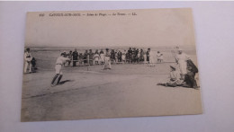 Carte Postale Ancienne ( AA10 ) De Cayeux Sur Mer , Scéne De Plage, Le Tennis - Cayeux Sur Mer