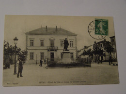 LOIRE-FEURS-HOTEL DE VILLE ET STATUE DU COLONEL COMBES ANIMEE - Feurs