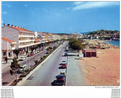 CP (Réf:J551) FRÉJUS-PLAGE (VAR 83) Vue D'Ensemble De La Plage - Au Loin SAINT-RAPHAEL (animée, 2 Cv, Fiat, Renault..) - Frejus