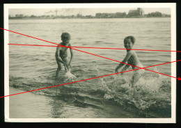 Orig. Foto 40er Jahre Junge & Mädchen Planschen Im Wasser, Cute Girl & Boy, Bathing Fun, Hamburg Beach - Anonymous Persons